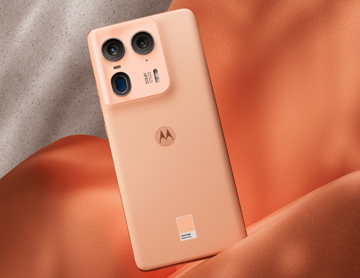 Motorola Edge 50 Ultra en Peach Fuzz (Pantone)