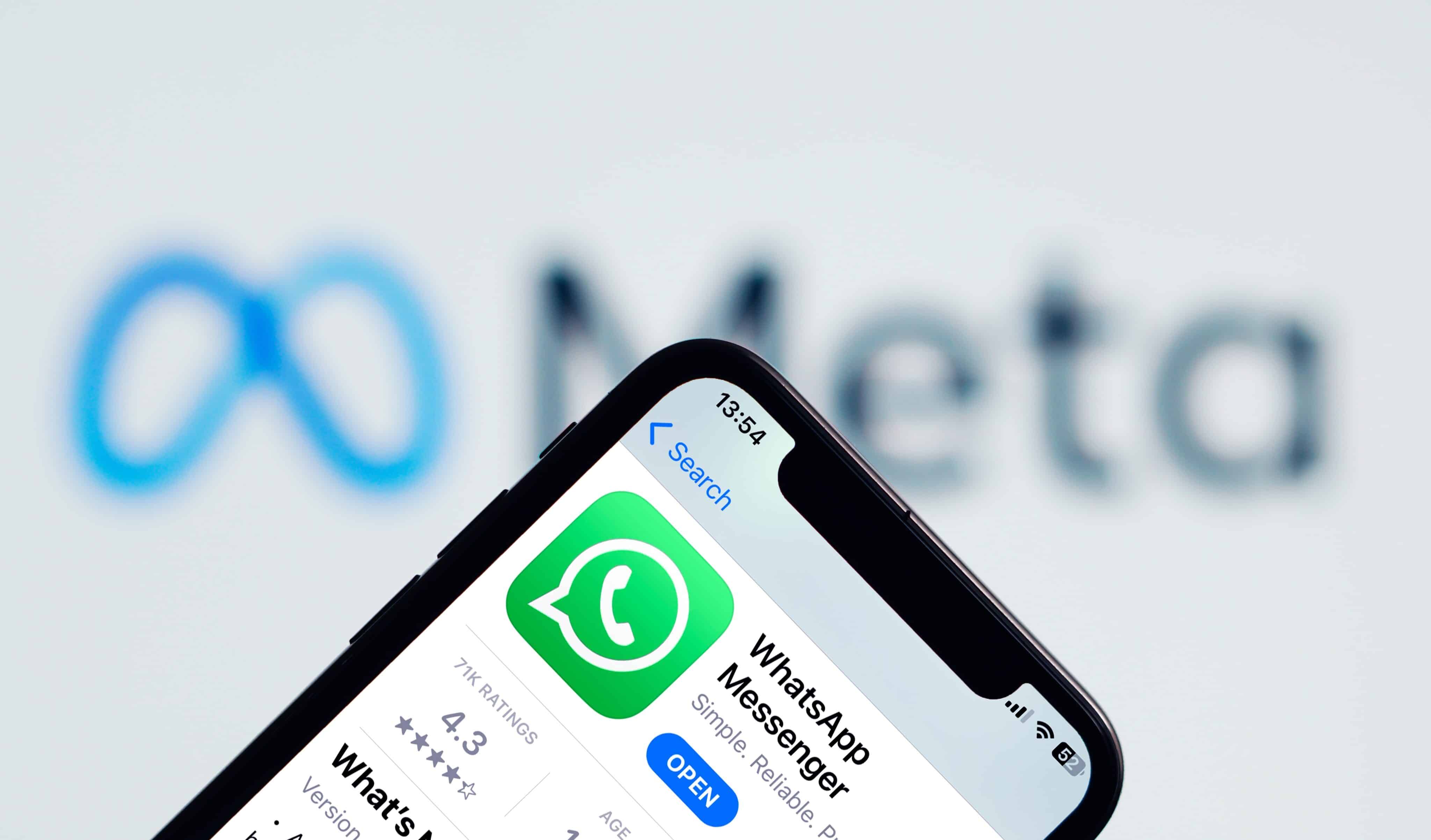 WhatsApp en la App Store, en un iPhone, con el logo Meta de fondo