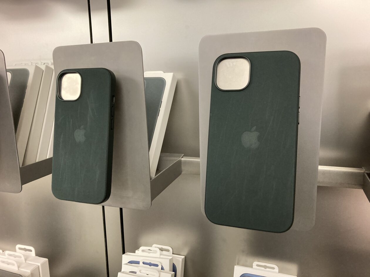 Estuche FineWoven en exhibición en la Apple Store de Boston | Foto de : Christian Moomaw