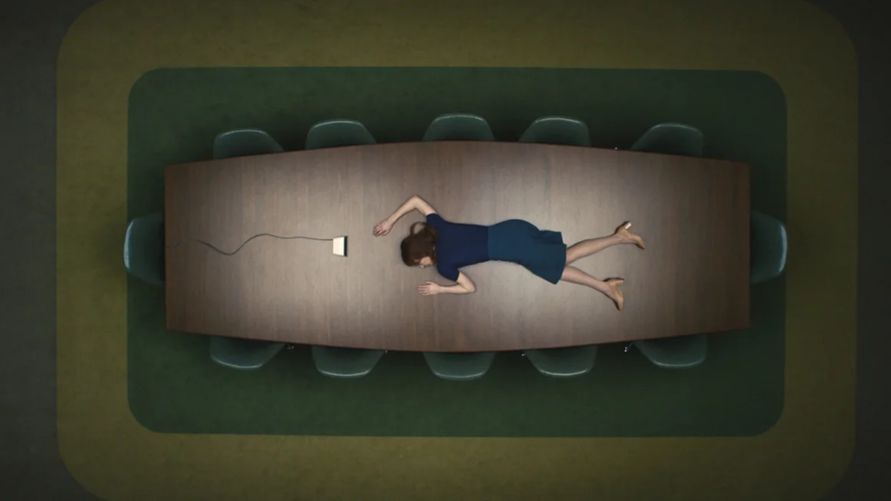 Helly sobre la mesa en una escena. "gravedad"