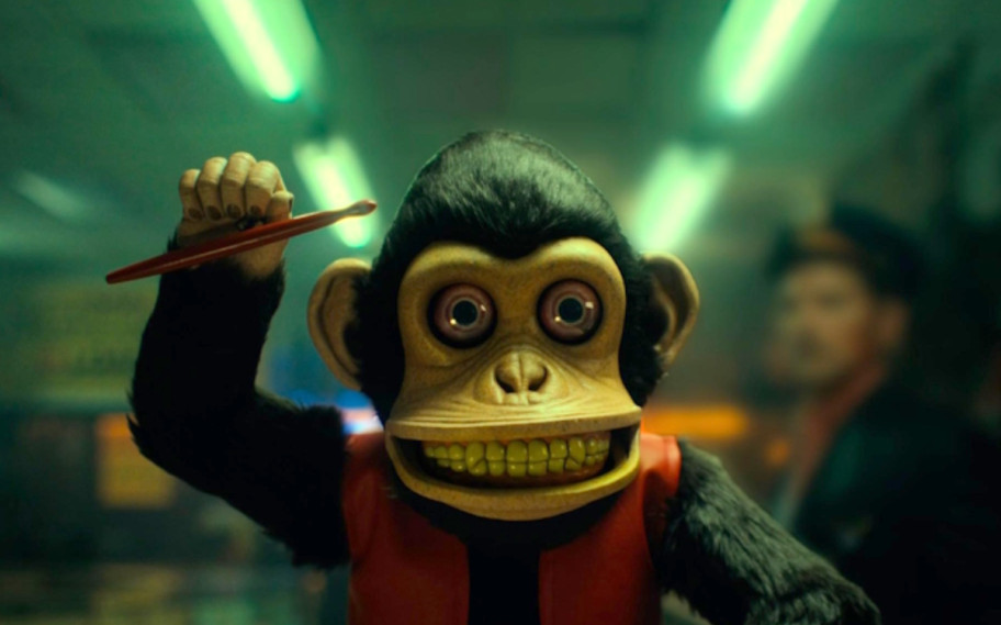 La película de terror Monkey con Theo James tiene nuevo tráiler
