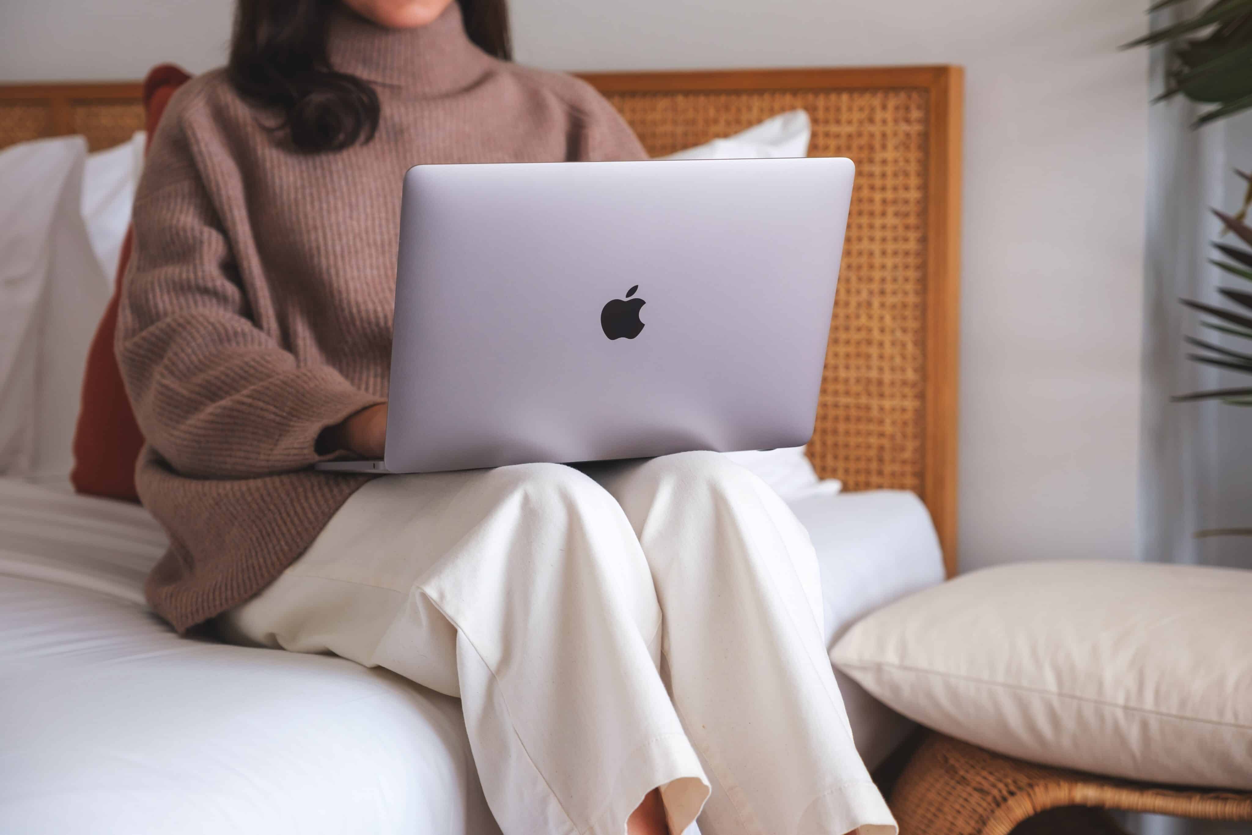 Mujer usando una MacBook Air/Pro en la cama