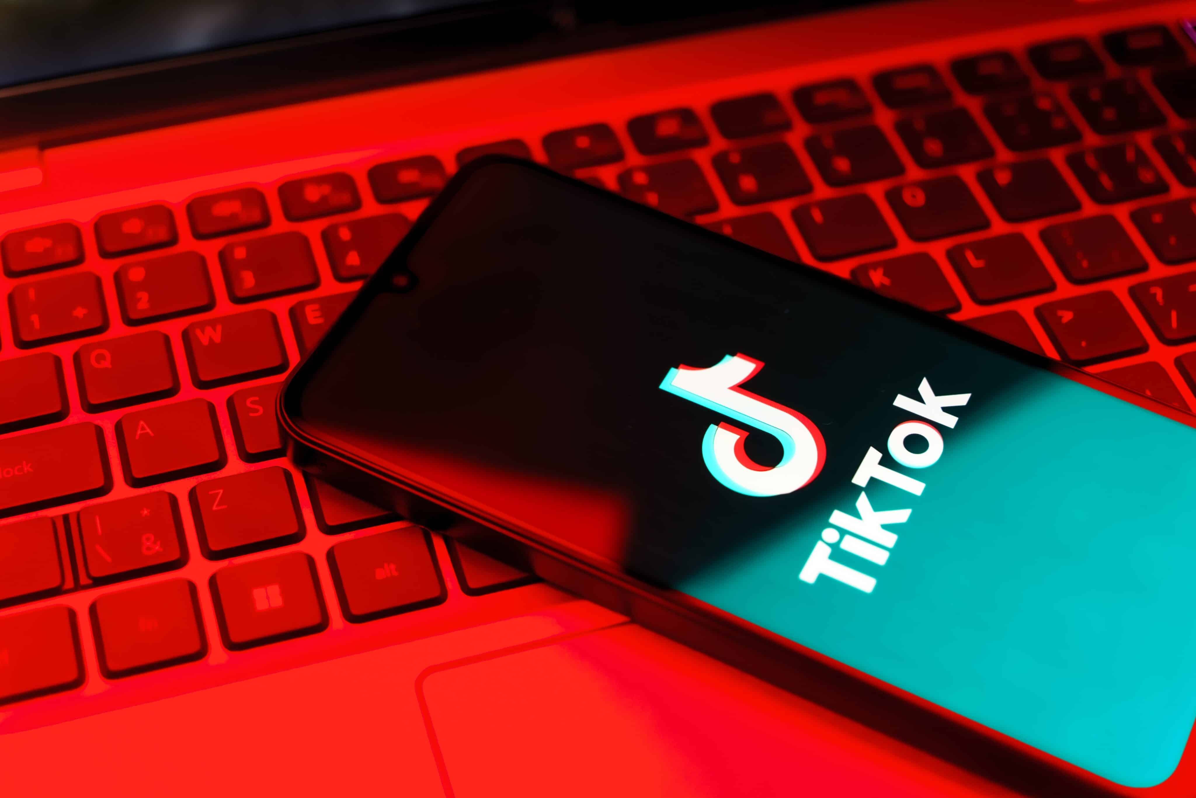 TikTok en iPhone con luz roja en el lateral