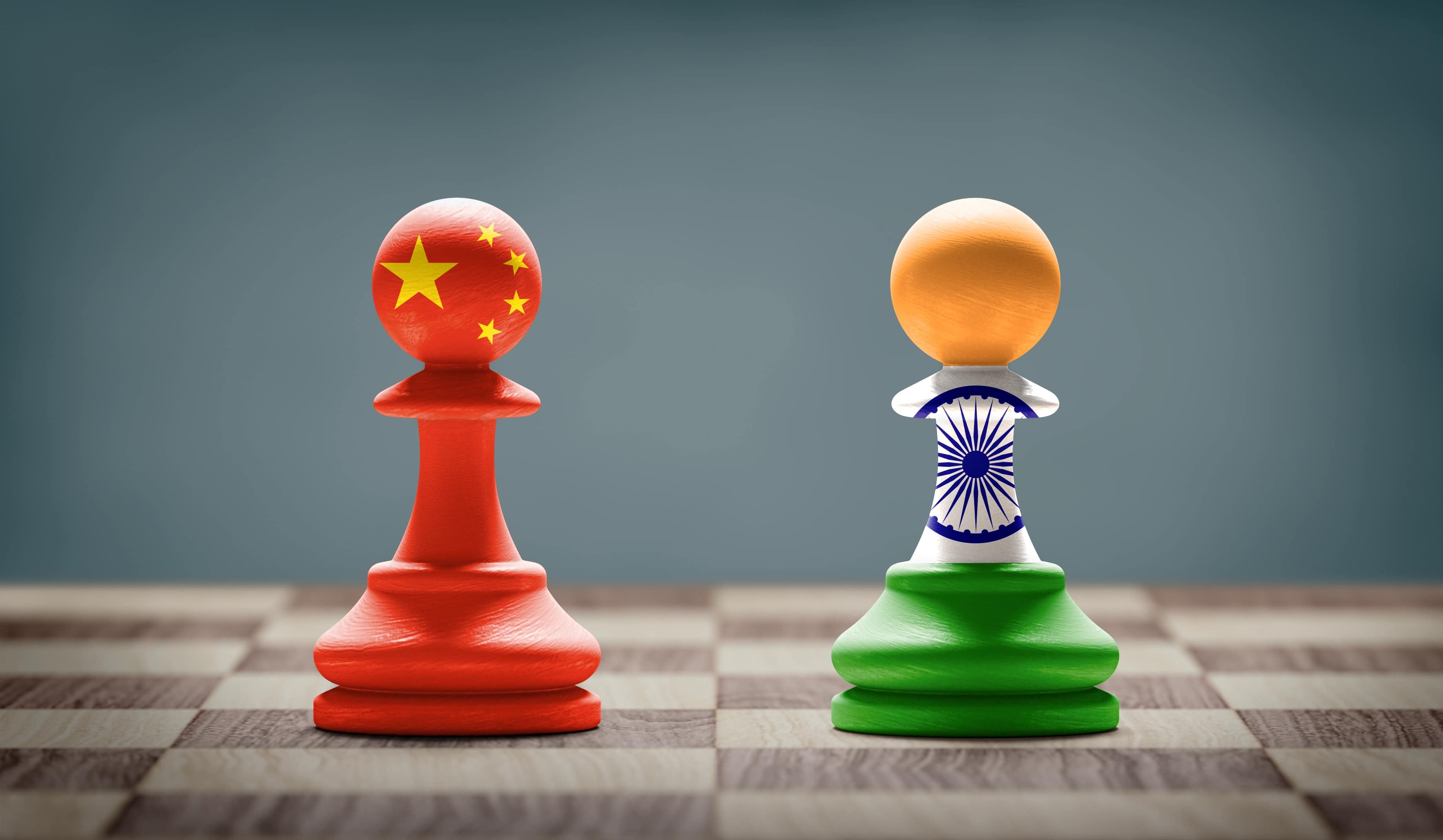 Piezas de ajedrez con banderas de India y China.