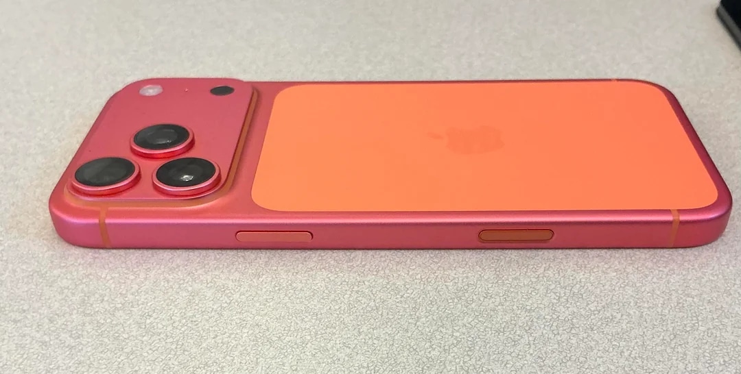iPhone 17 Pro en naranja cósmico descolorido