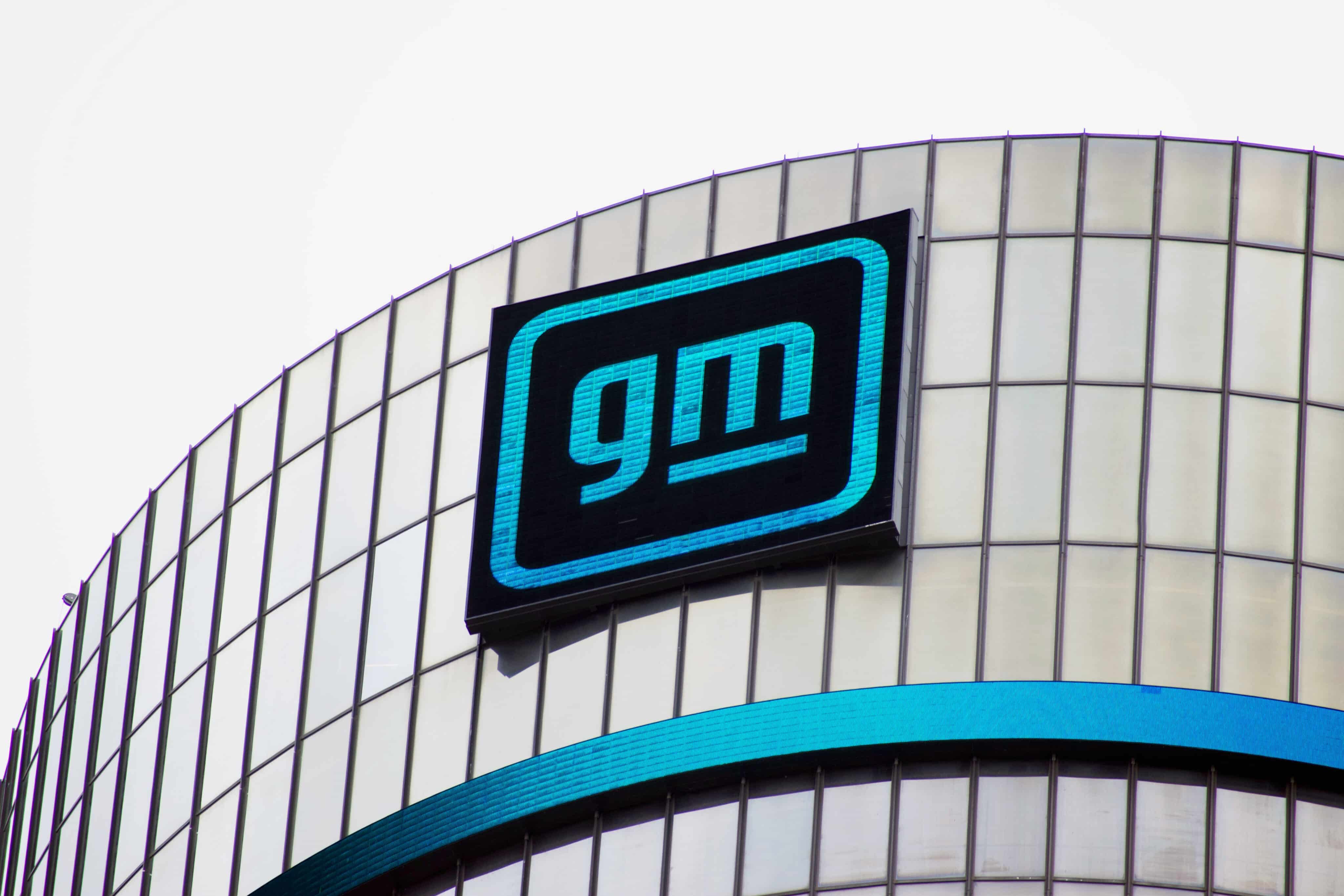 Logotipo de General Motors (GM) en la fachada del edificio