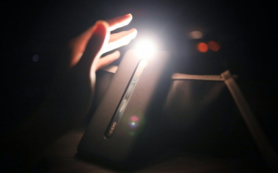 ¿Cómo encender la linterna del celular? 5 formas diferentes de iluminar