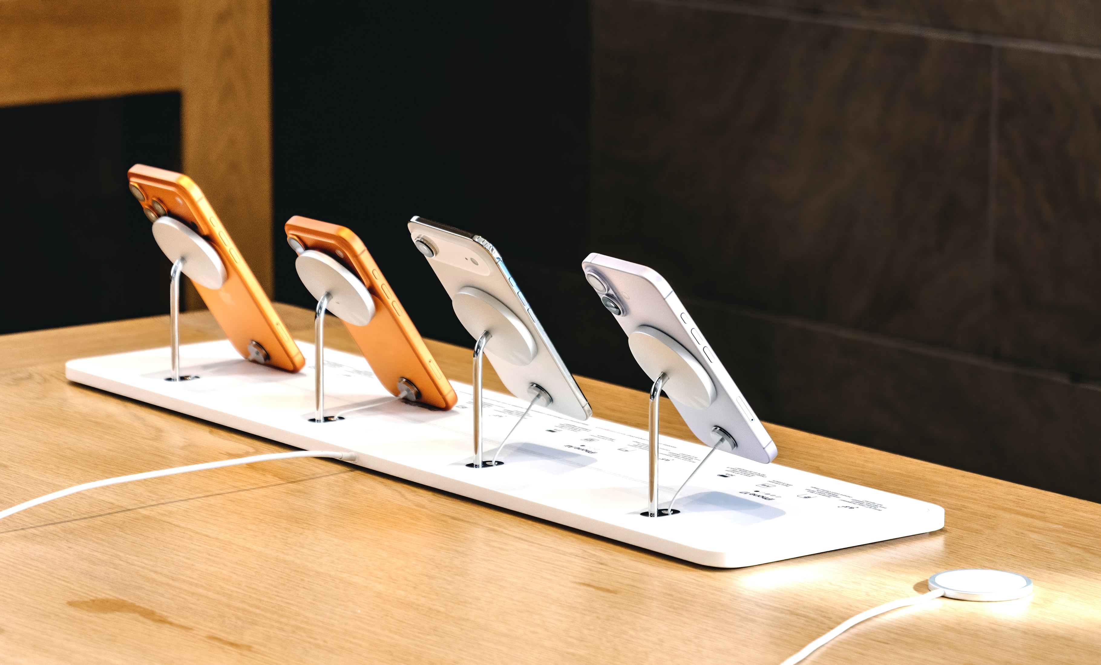 iPhones 17 y Air exhibidos en Apple Store