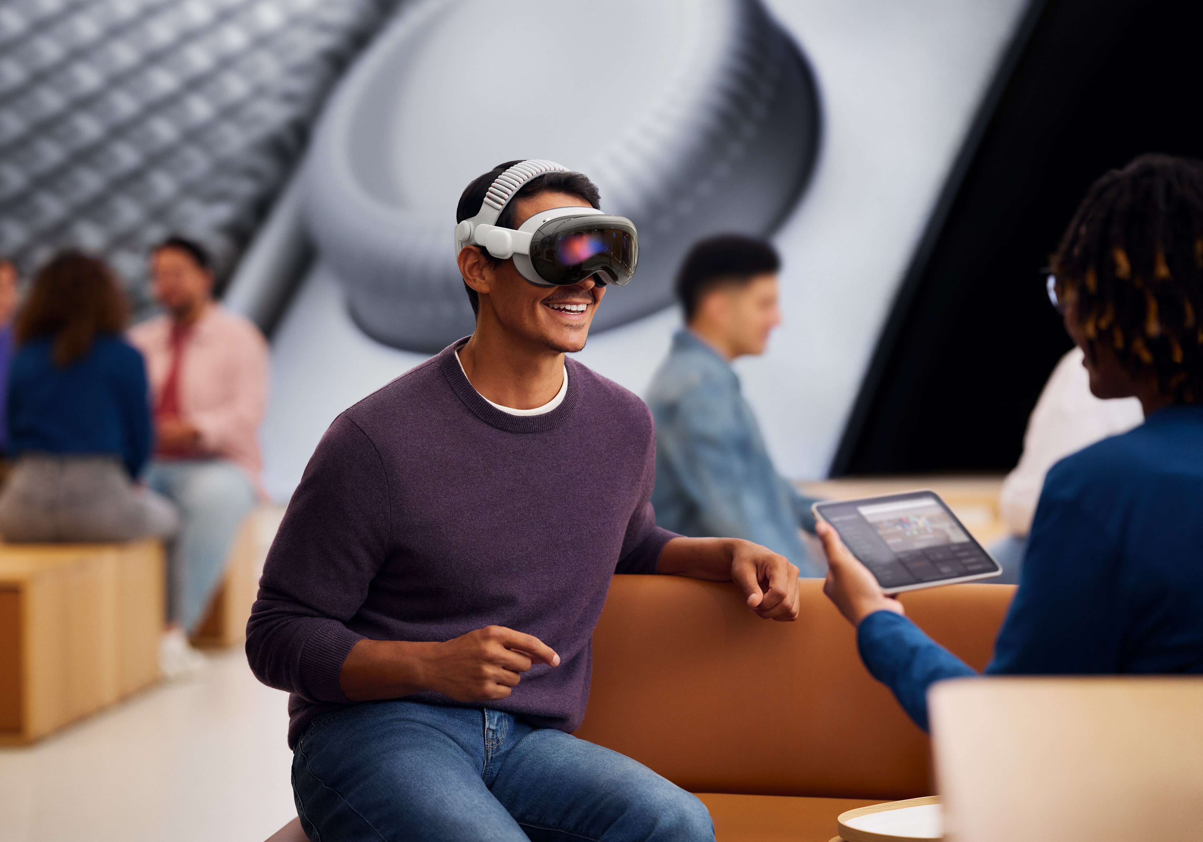 Hombre demostrando Vision Pro en una Apple Store