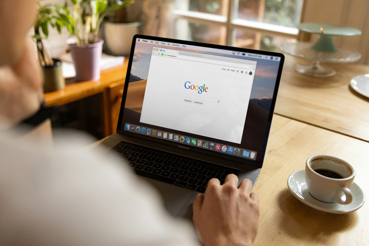 Google es acusado de reducir las visitas a su sitio web al reutilizar contenido en los resultados de IA