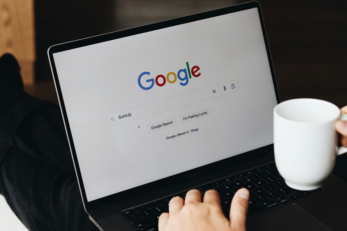 Google es acusado de reducir las visitas a su sitio web al reutilizar contenido en los resultados de IA