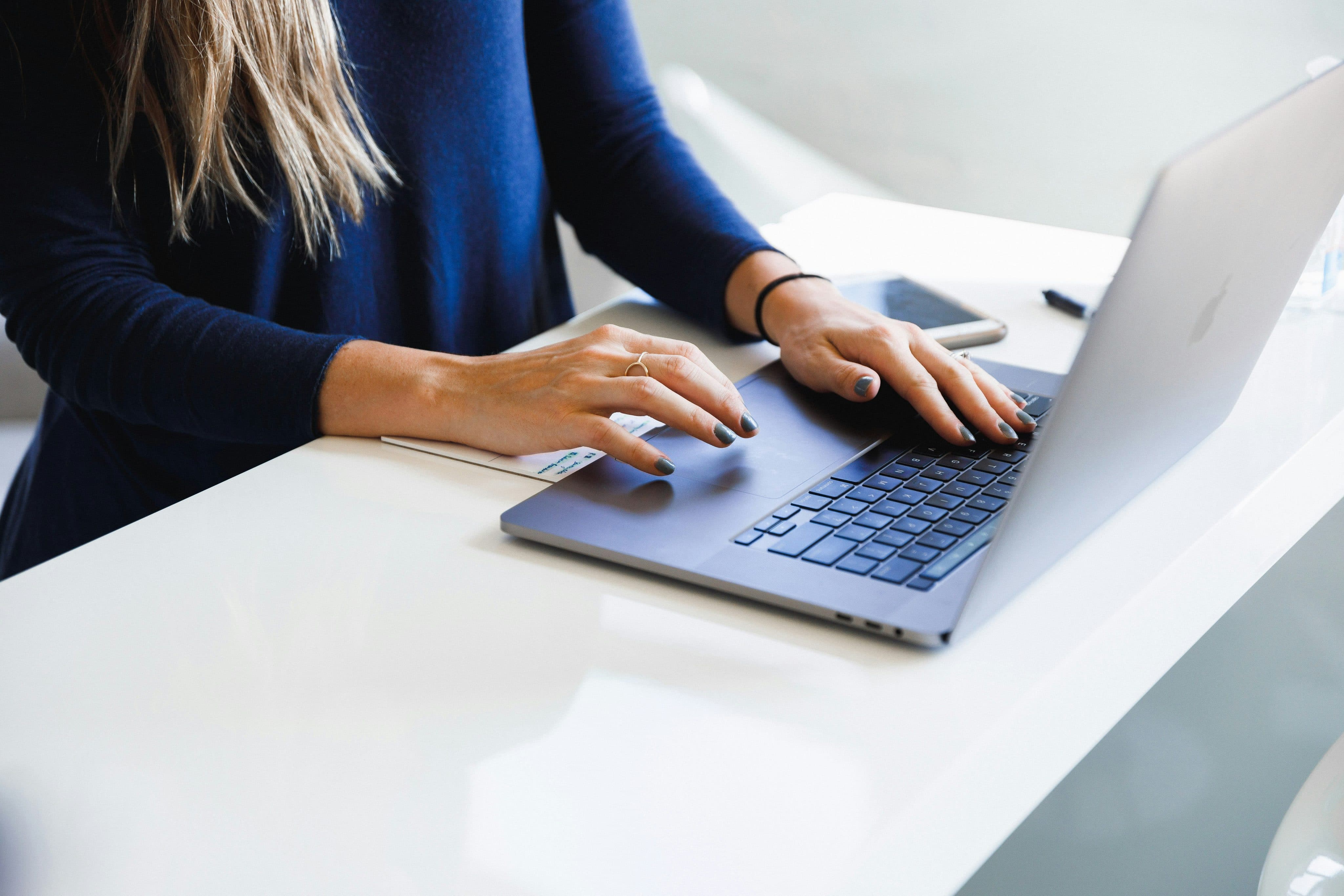 Mujer escribiendo en Mac