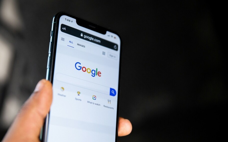 Google es acusado de reducir las visitas a su sitio web al reutilizar contenido en los resultados de IA