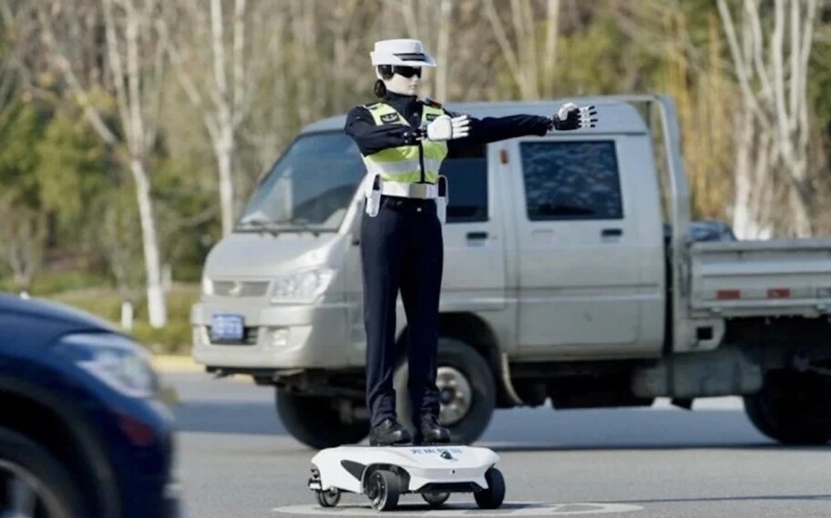 Los robots humanoides ya patrullan las calles de China