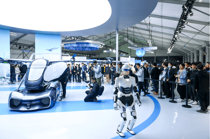 Los robots humanoides ya patrullan las calles de China