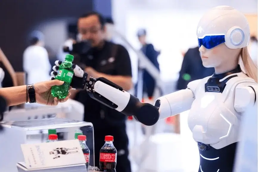 Los robots humanoides ya patrullan las calles de China