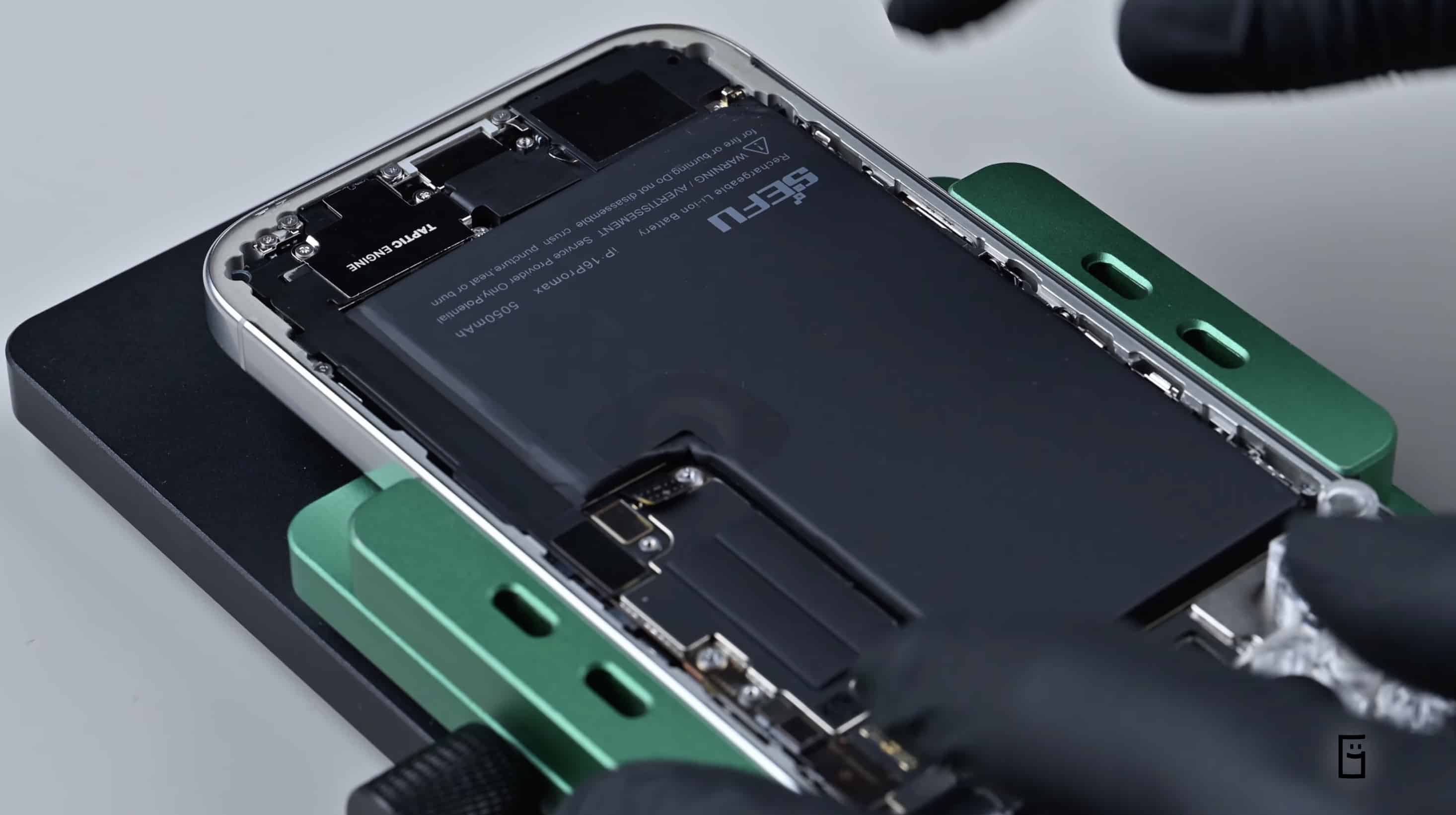 YouTuber cambiando la batería del iPhone 16 Pro Max
