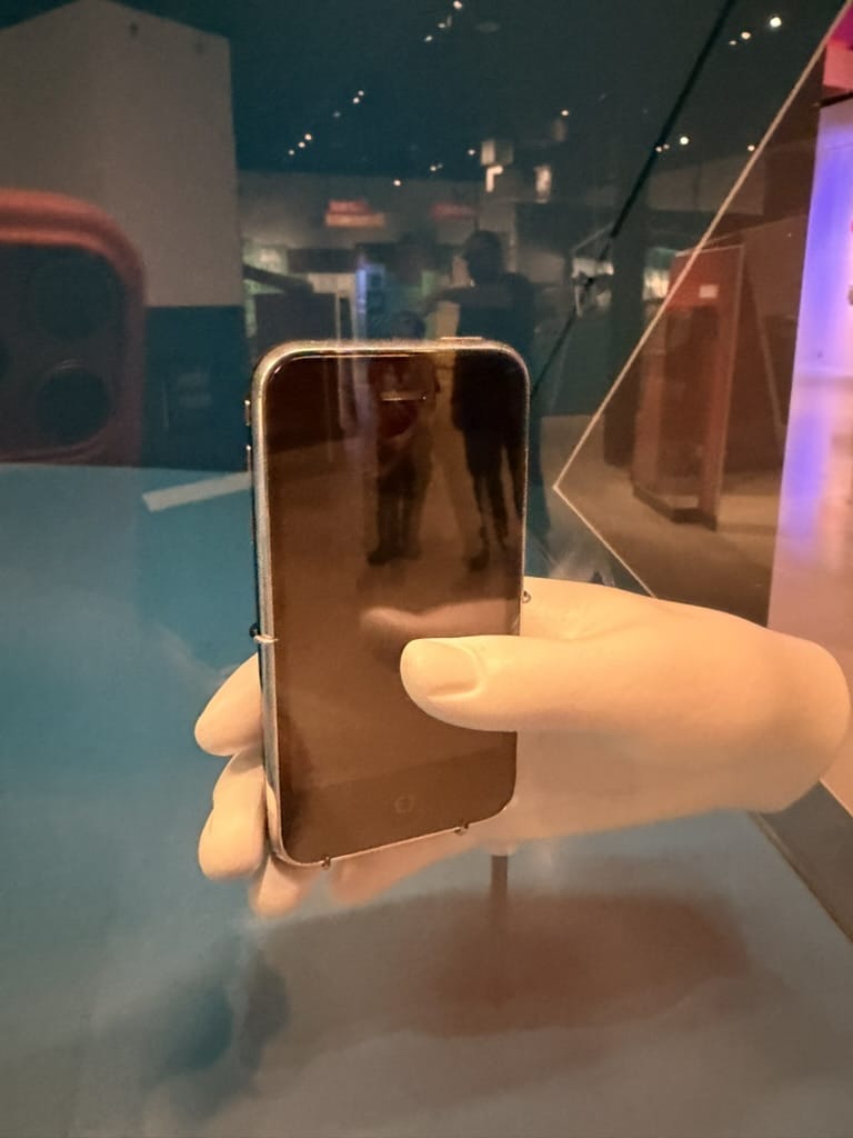 iPhone expuesto en el museo.