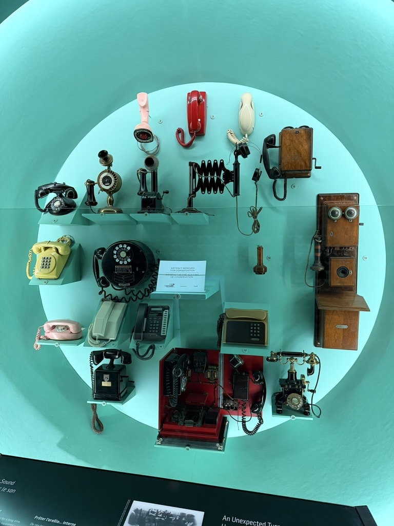 Teléfonos expuestos en el museo.