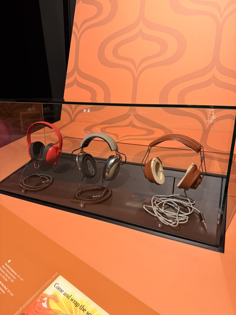 Auriculares expuestos en el museo.