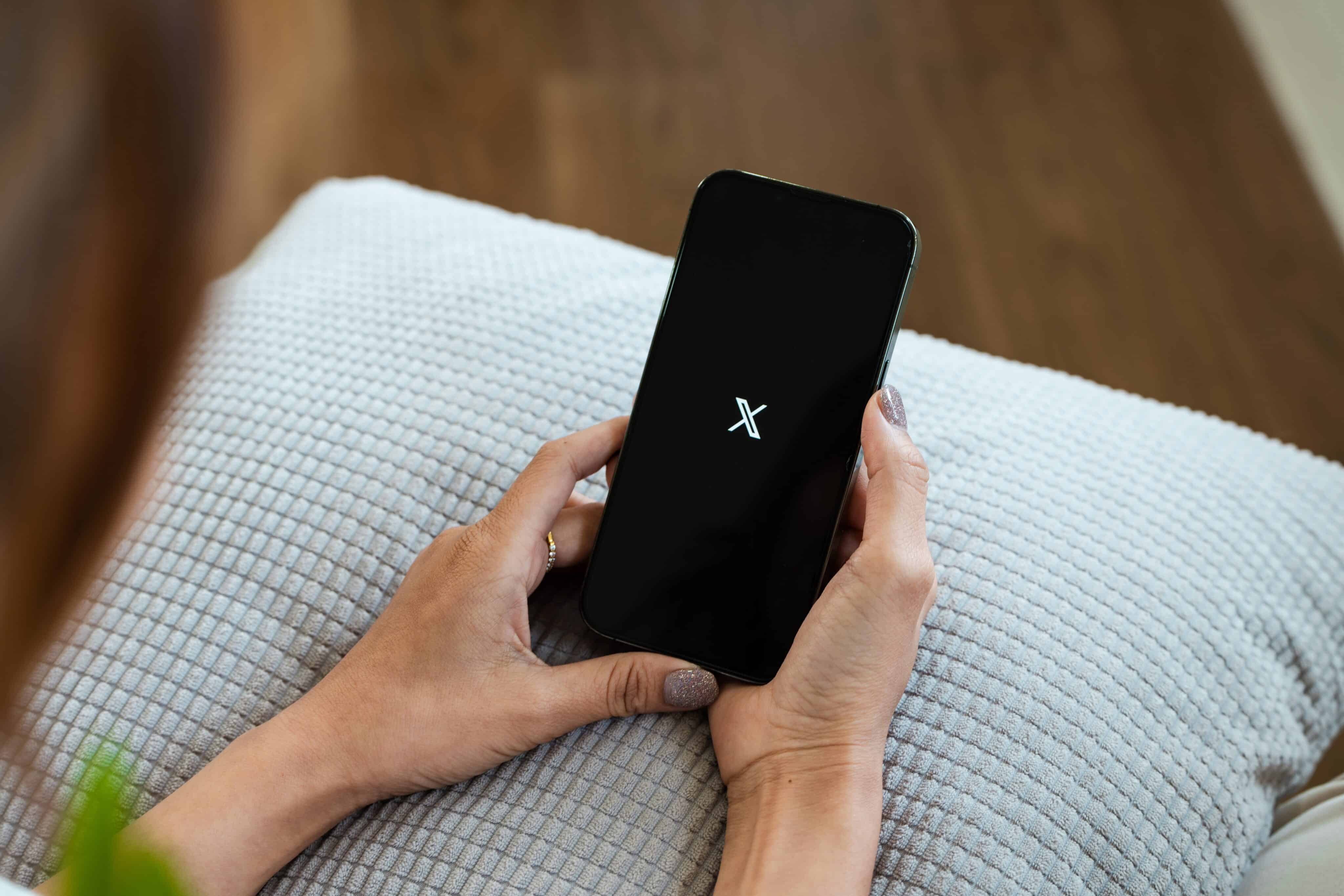 Mujer usando X en un iPhone 13 Pro