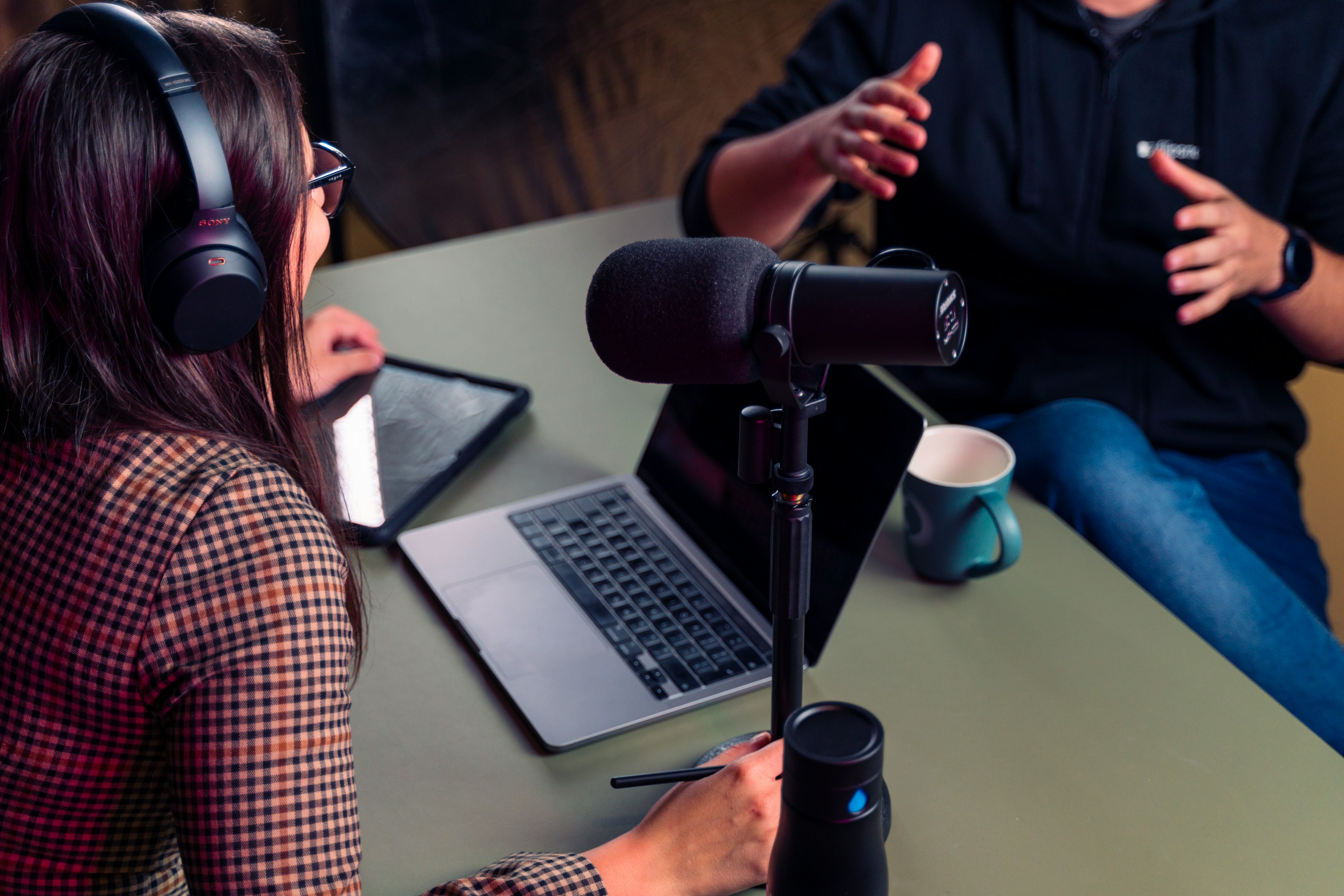 Dos personas hablando en una posible grabación de podcast