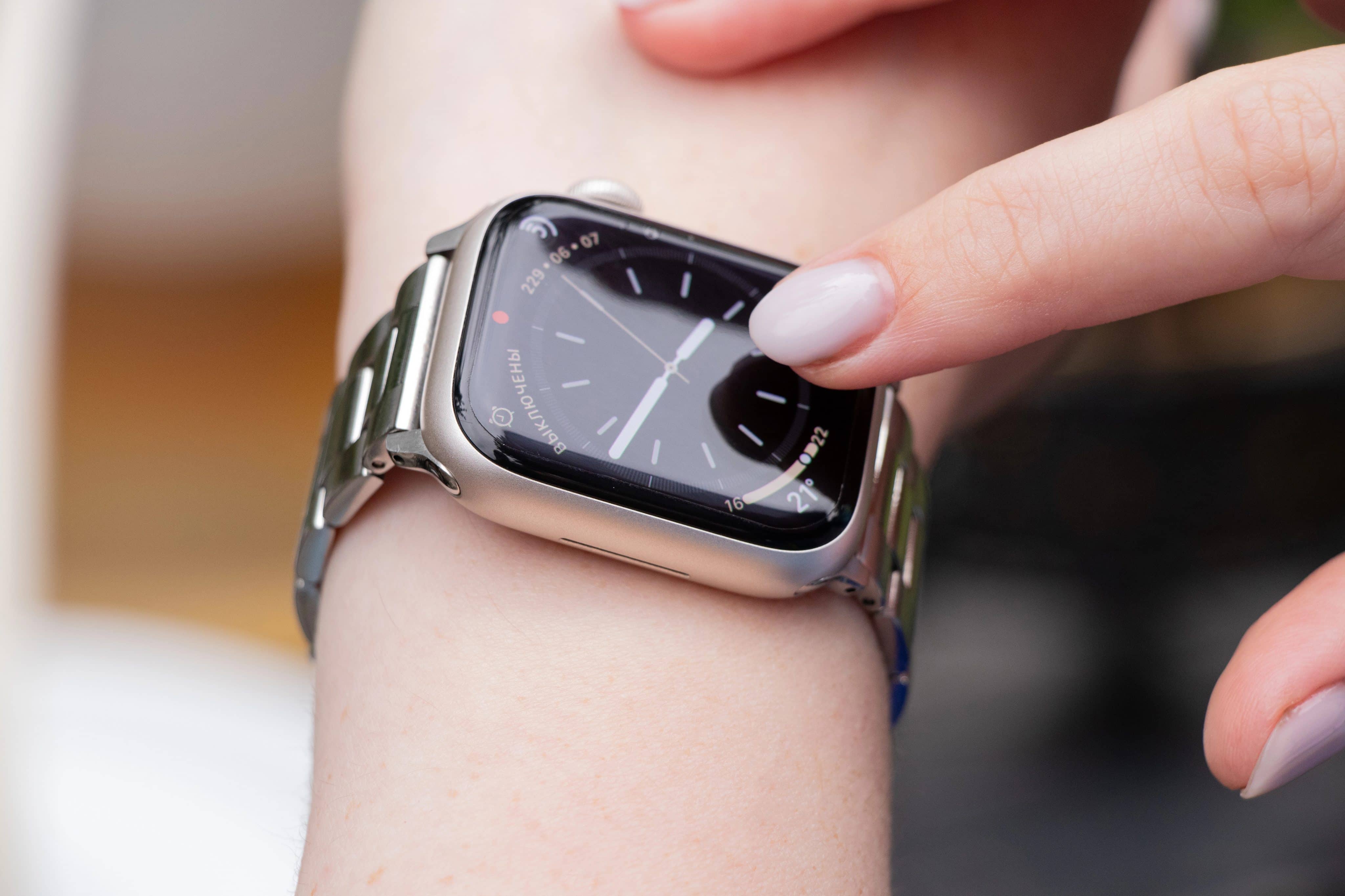 Mujer usando un Apple Watch