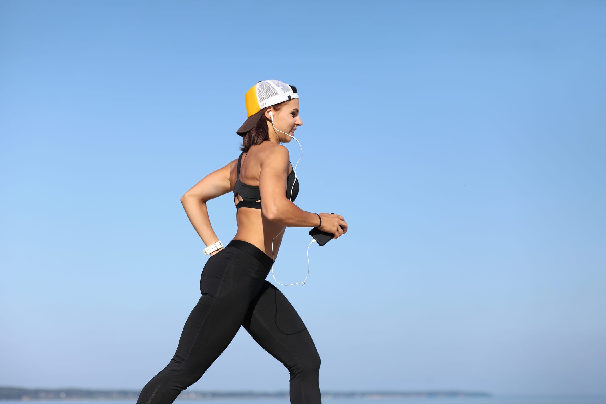 Mujer corriendo con un iPhone en la mano
