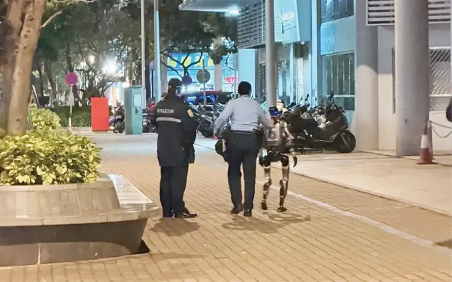 robot atrapado mujer asustada