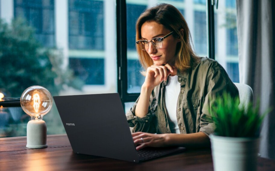 Positivo Vision N15M llega a Brasil con IA integrada, mini pantalla exclusiva e Intel N100