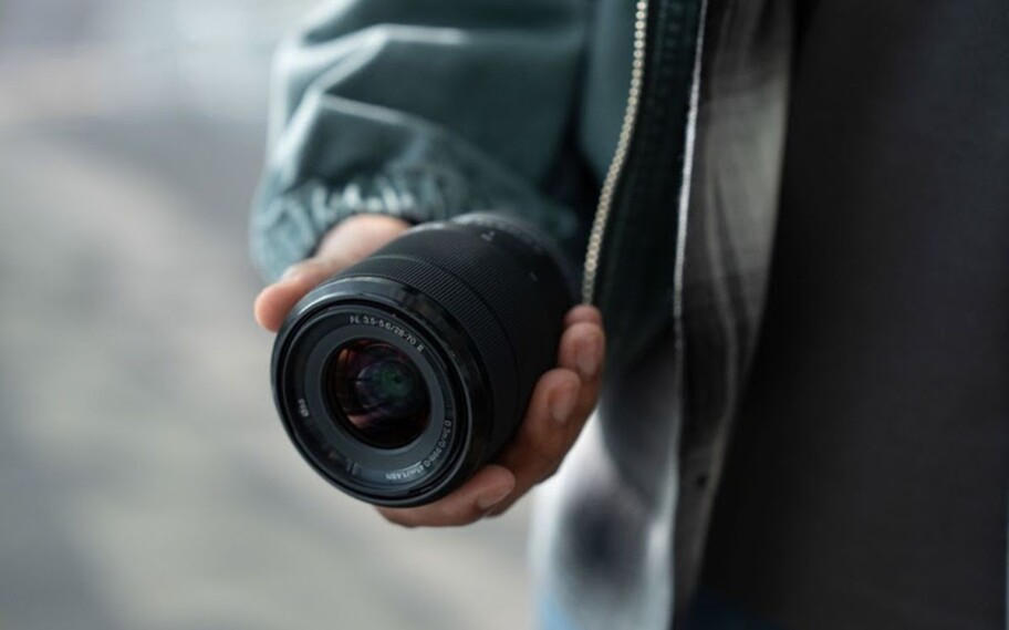Sony lanza lentes compactos de fotograma completo para aquellos que no quieren o no pueden llevar varios lentes