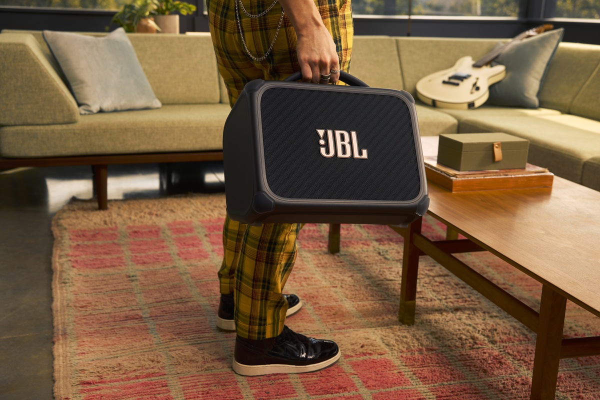 JBL anuncia nuevos amplificadores compactos con IA y altavoz integrado