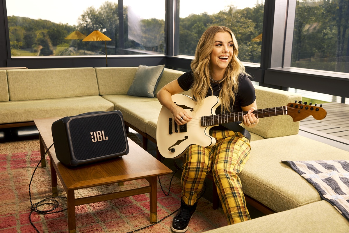 JBL anuncia nuevos amplificadores compactos con IA y altavoz integrado