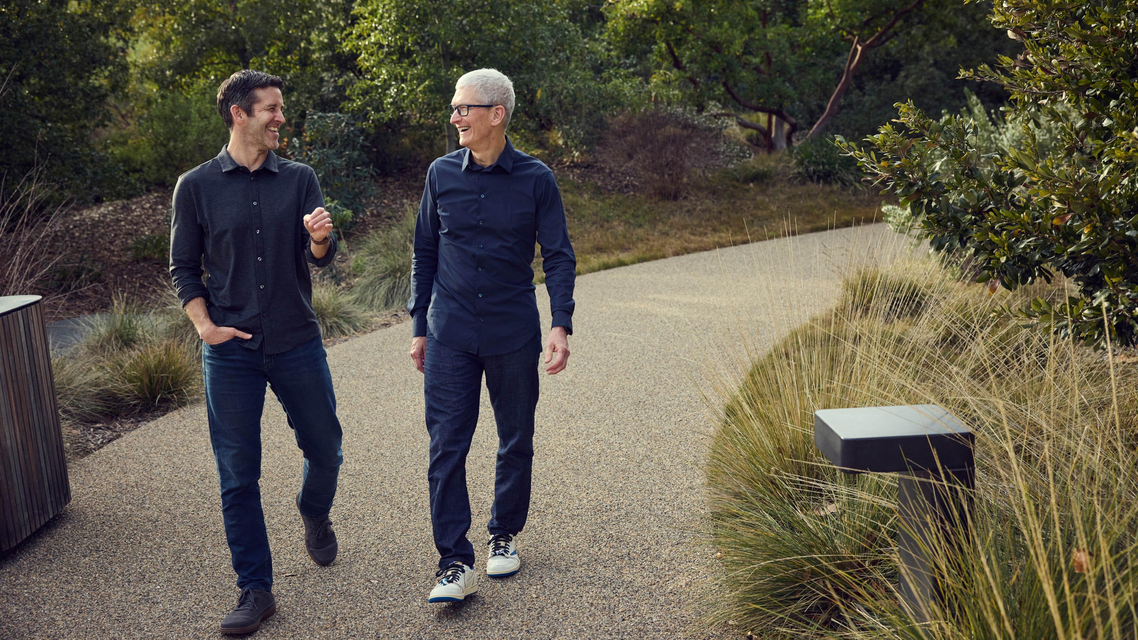 Tim Cook pasa el testigo de CEO a John Ternus, ambos caminando por Apple Park