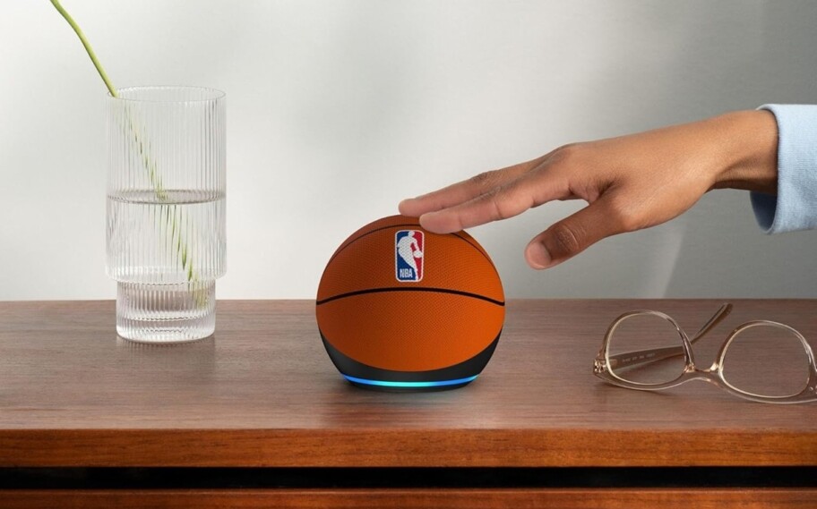 Amazon lanza una edición especial de Echo Dot con forma de balón de la NBA