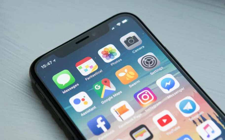 Apple iPhone con iOS 17.3 / Hacker de iPhone / iOS 26.5 beta 1