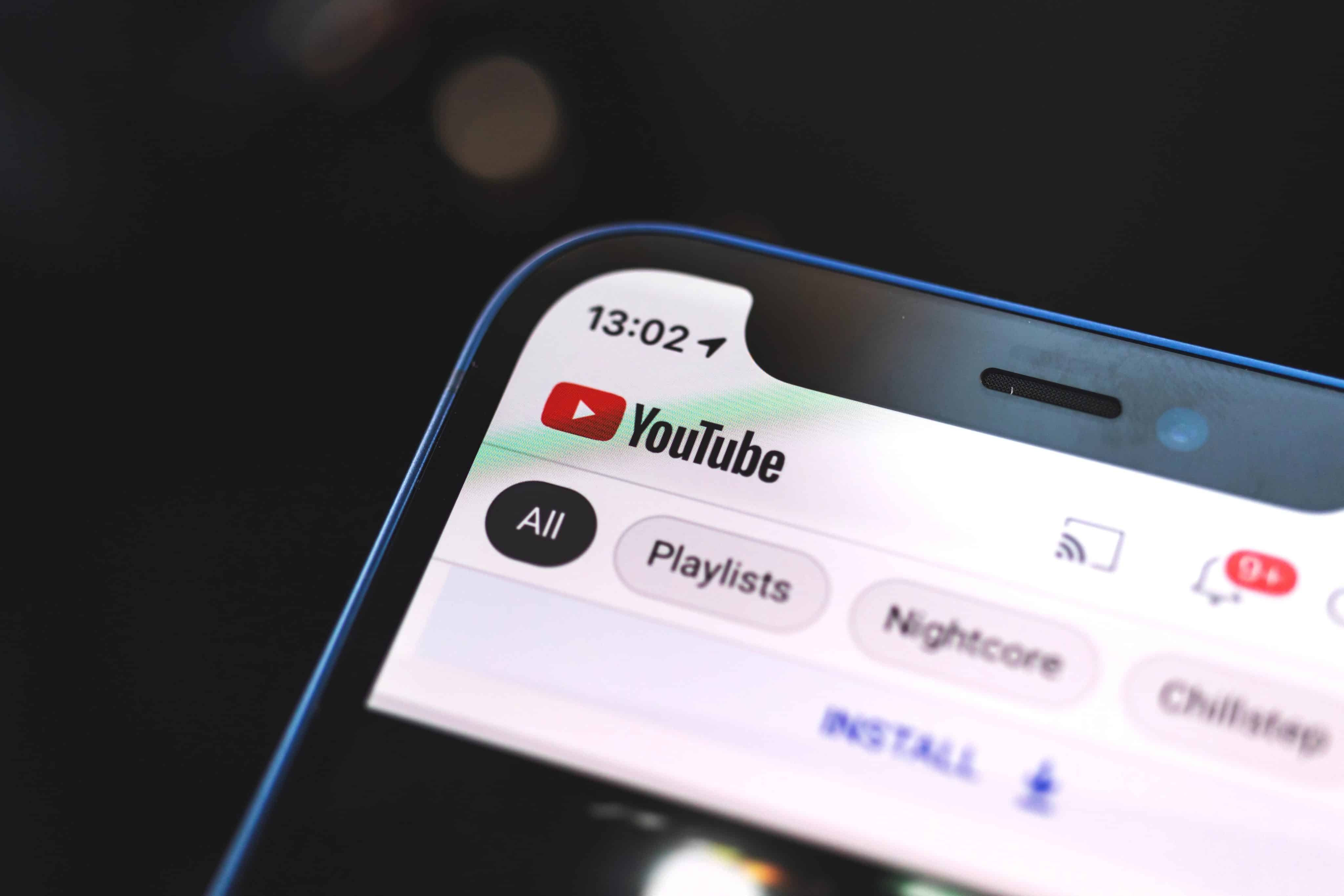 YouTube en un iPhone con notch