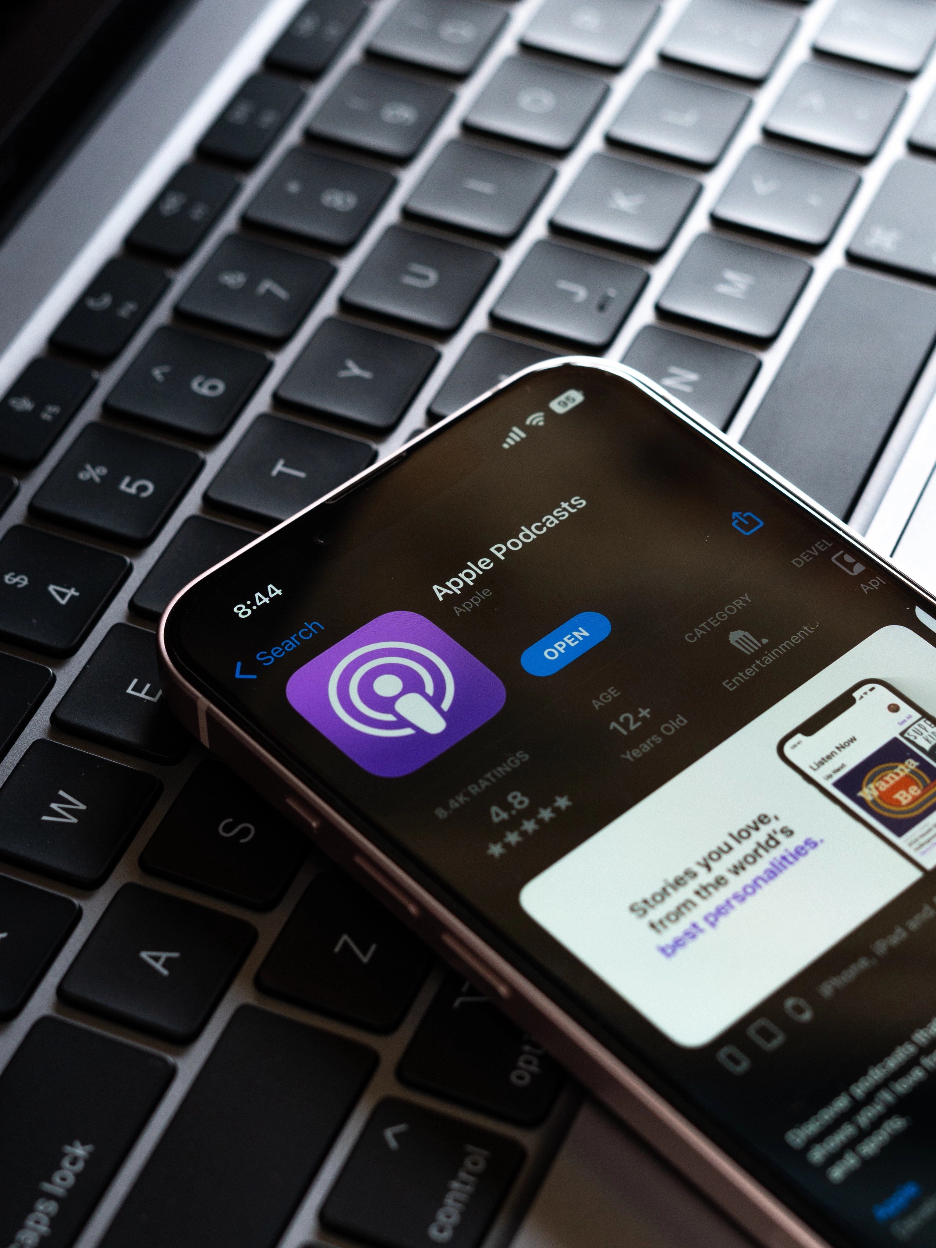Apple Podcasts en un iPhone en un teclado