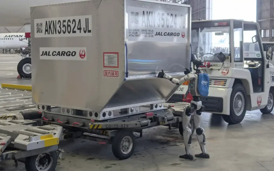Empresa utiliza robots humanoides en aeropuertos de Japón para cubrir vacantes