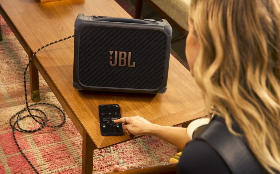 JBL anuncia nuevos amplificadores compactos con IA y altavoz integrado