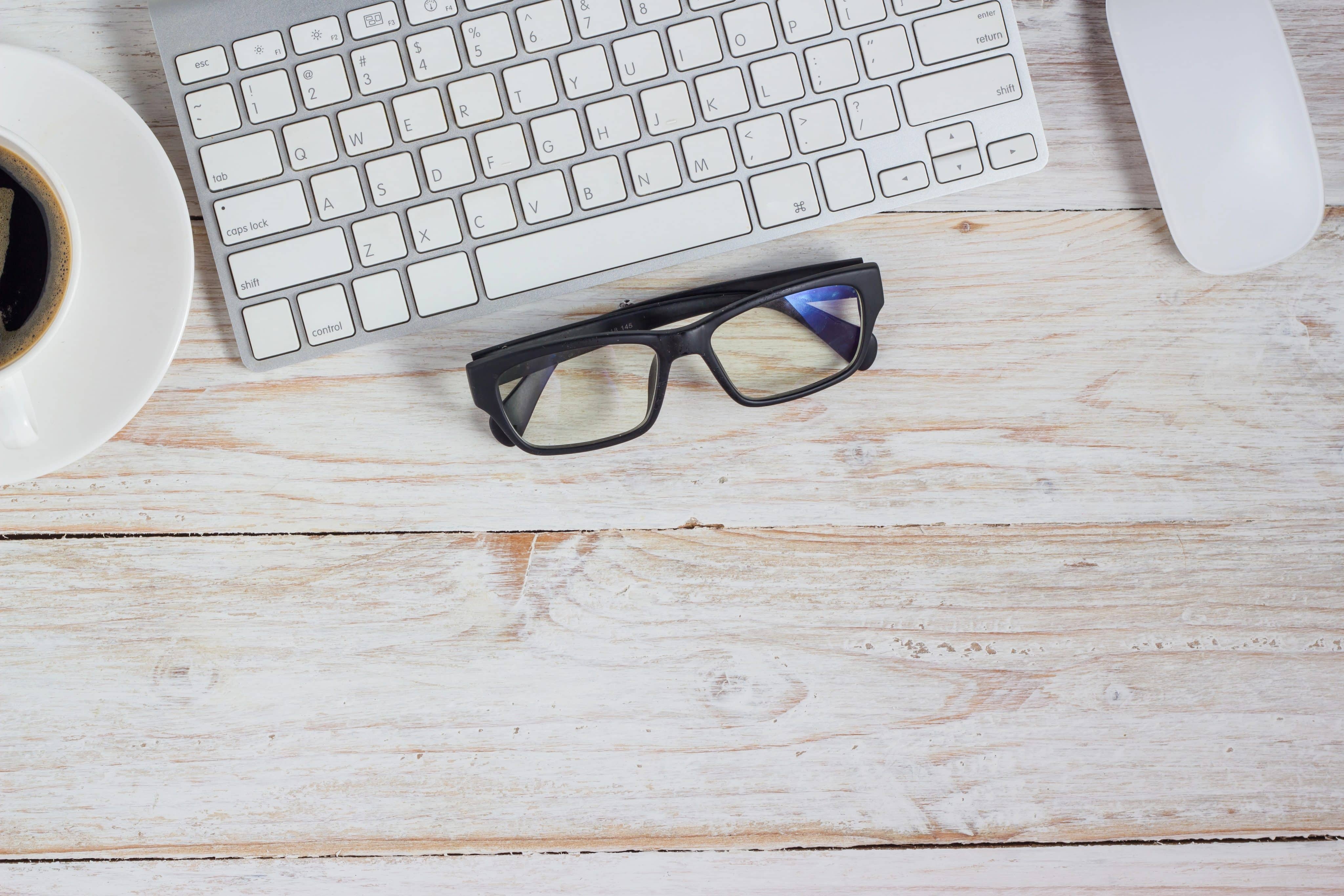 Gafas junto al teclado y ratón de Apple