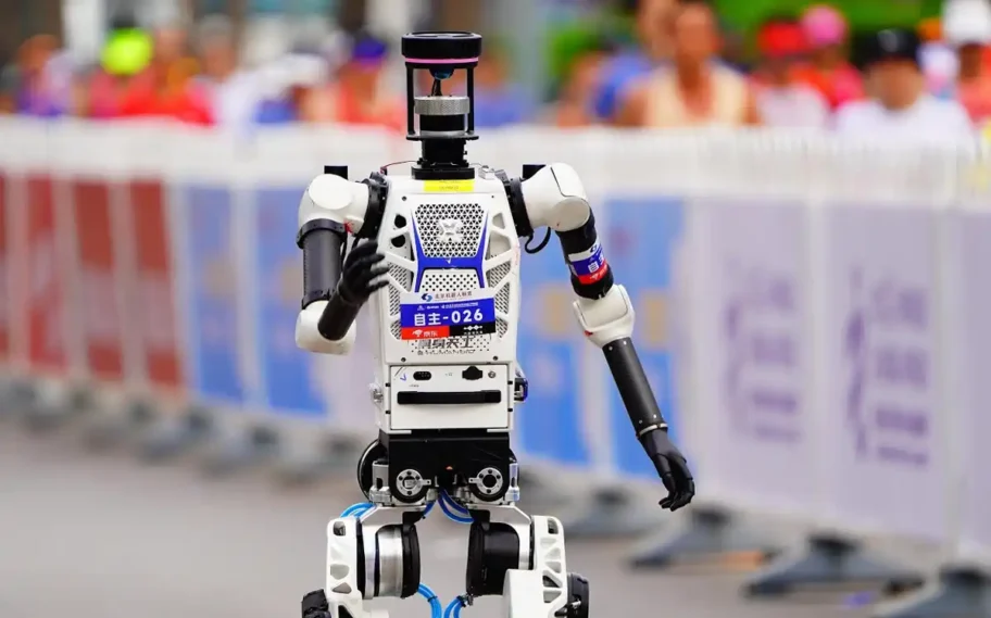 Robot humanoide gana media maratón en Beijing