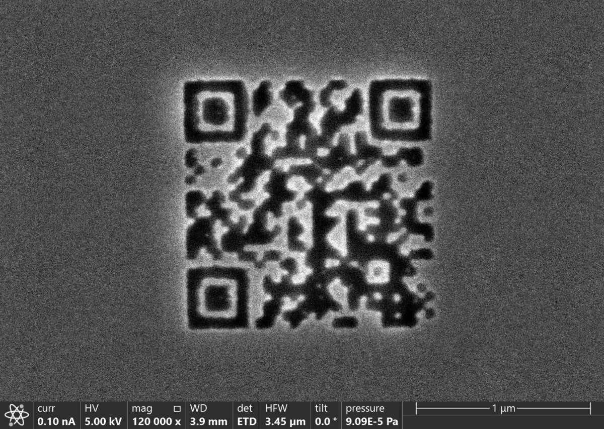 Invisible bajo luz normal, el código QR solo se puede observar bajo un microscopio electrónico de barrido • UT Wien/Disclosure