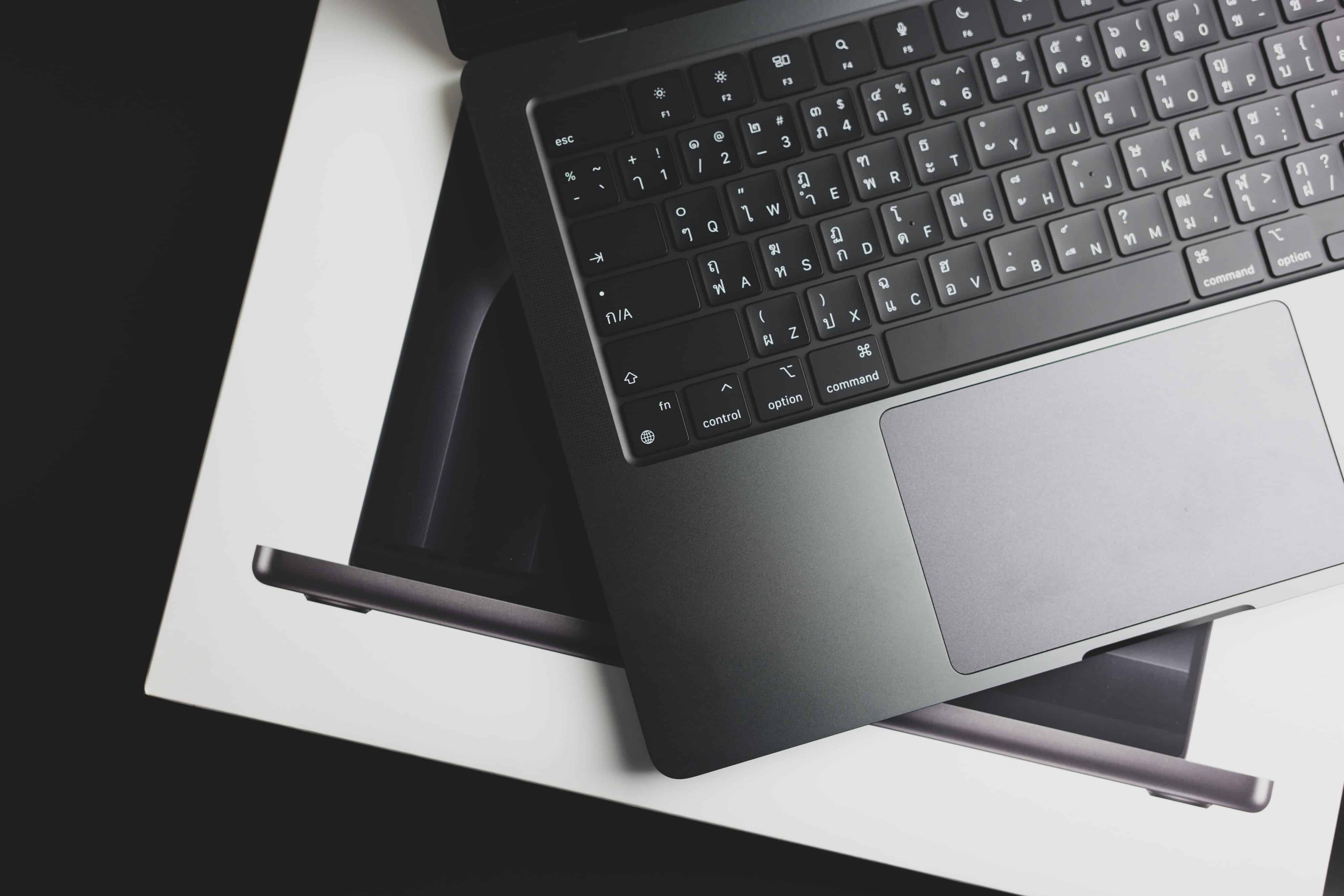 MacBook Pro con el teclado visible en la parte superior de la carcasa
