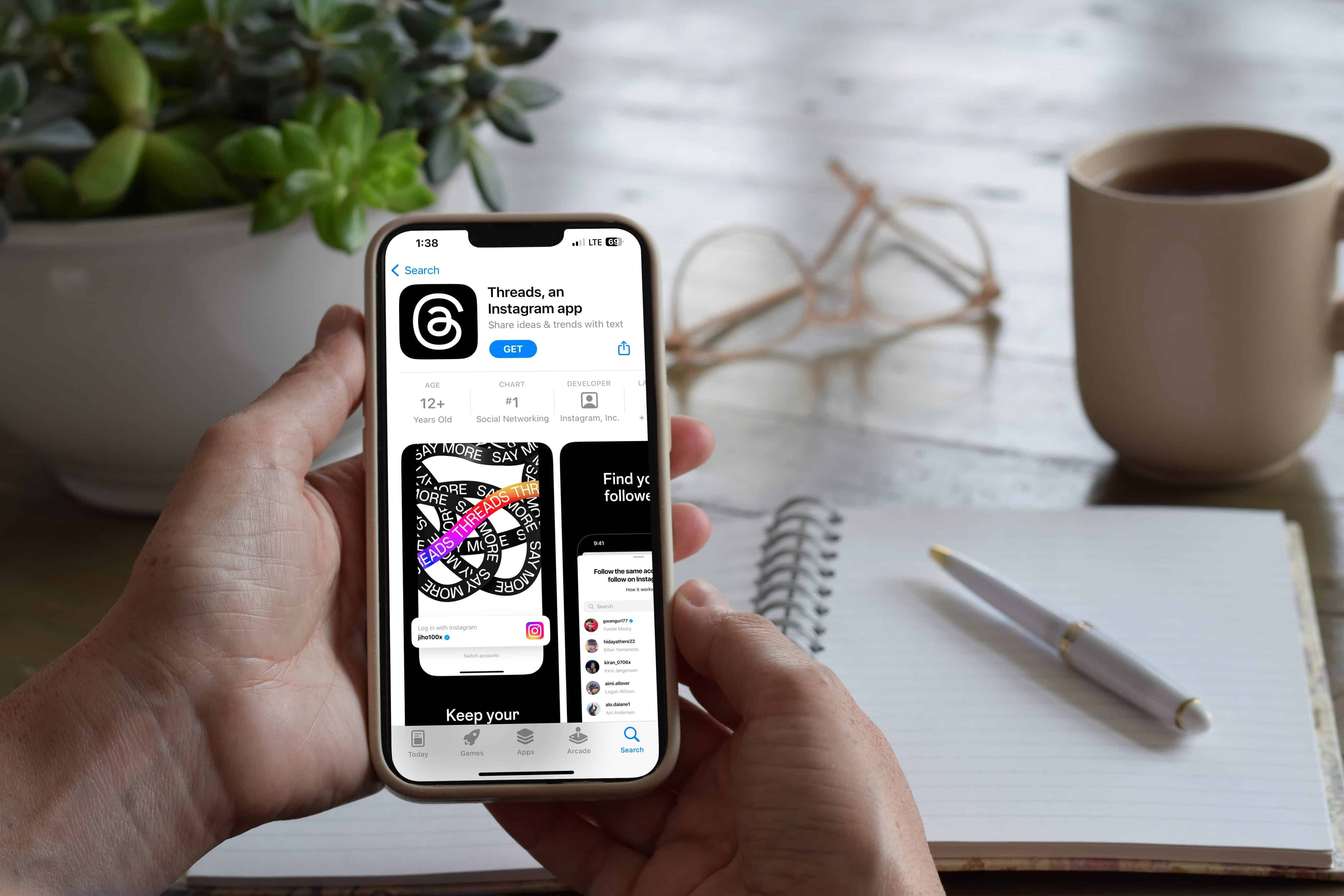 iPhone con la página Threads en la App Store abierta