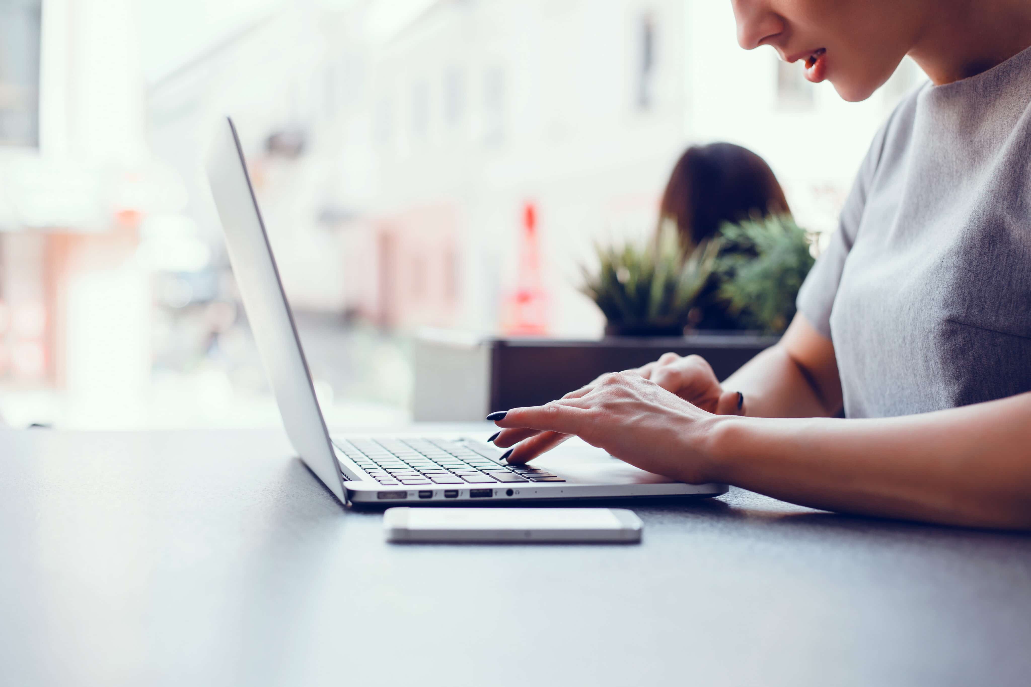 Mujer usando MacBook Pro