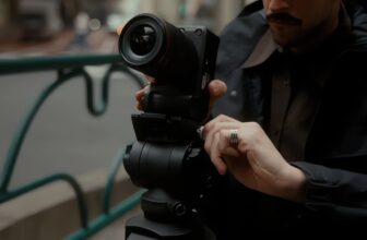 Canon lanza la cámara EOS R6 V enfocada en video con grabación 7K y un precio más asequible