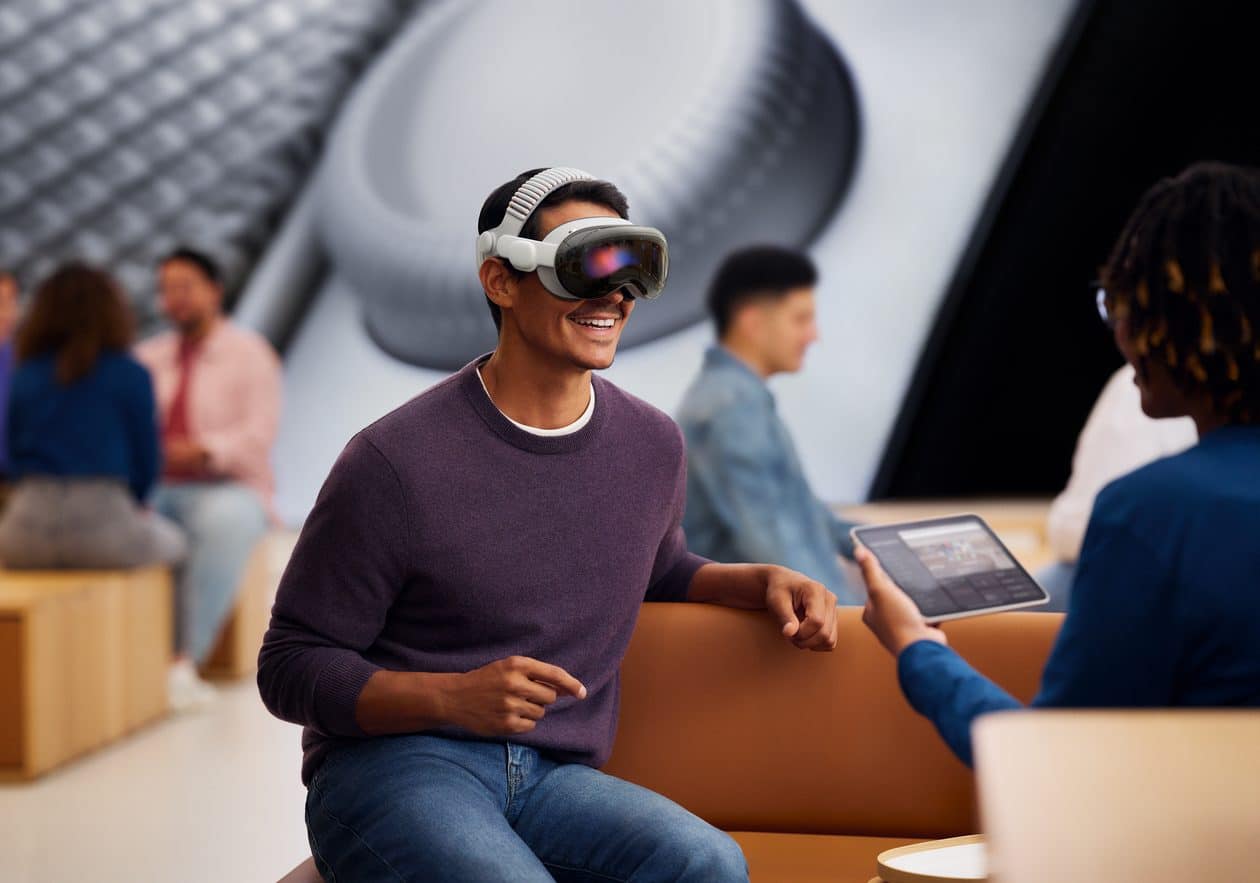 Hombre demostrando Vision Pro en una Apple Store