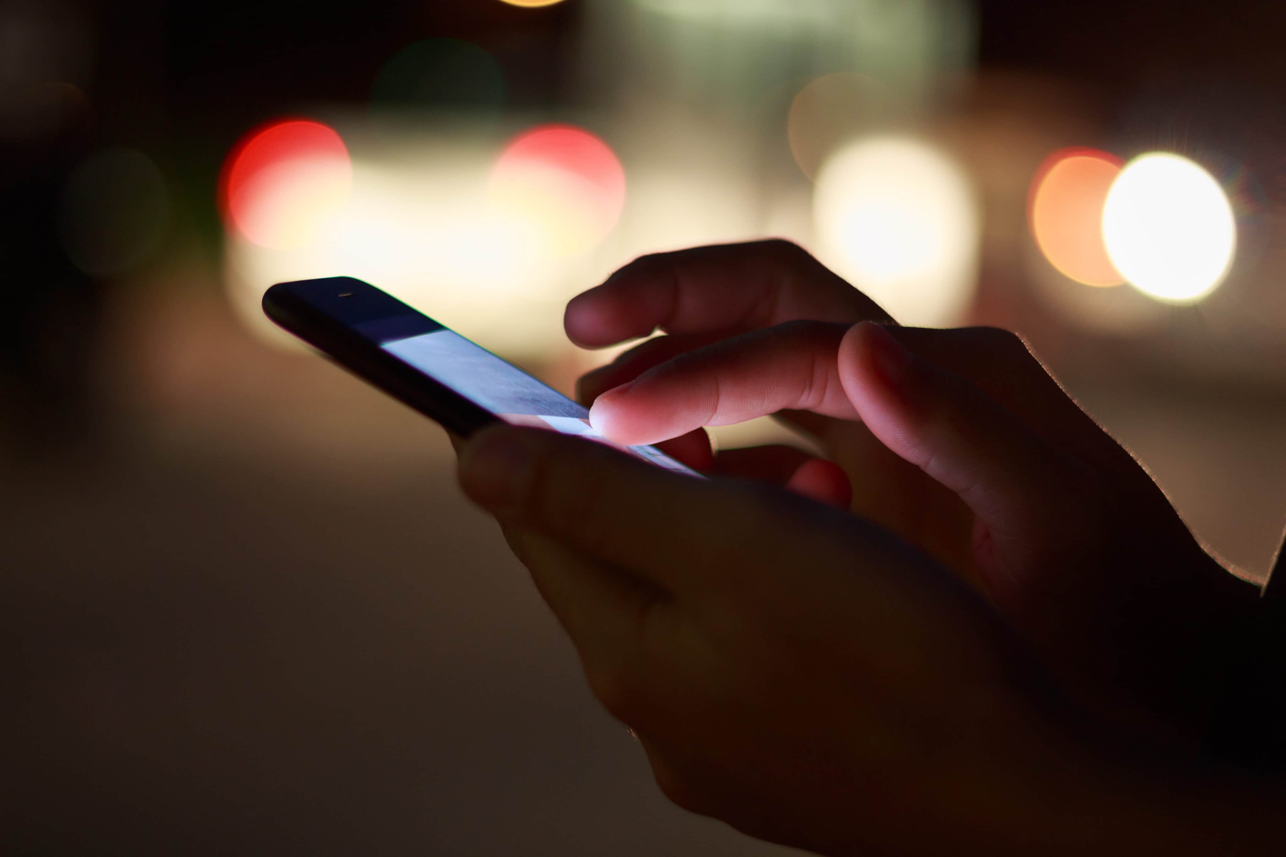 Usando iPhone por la noche
