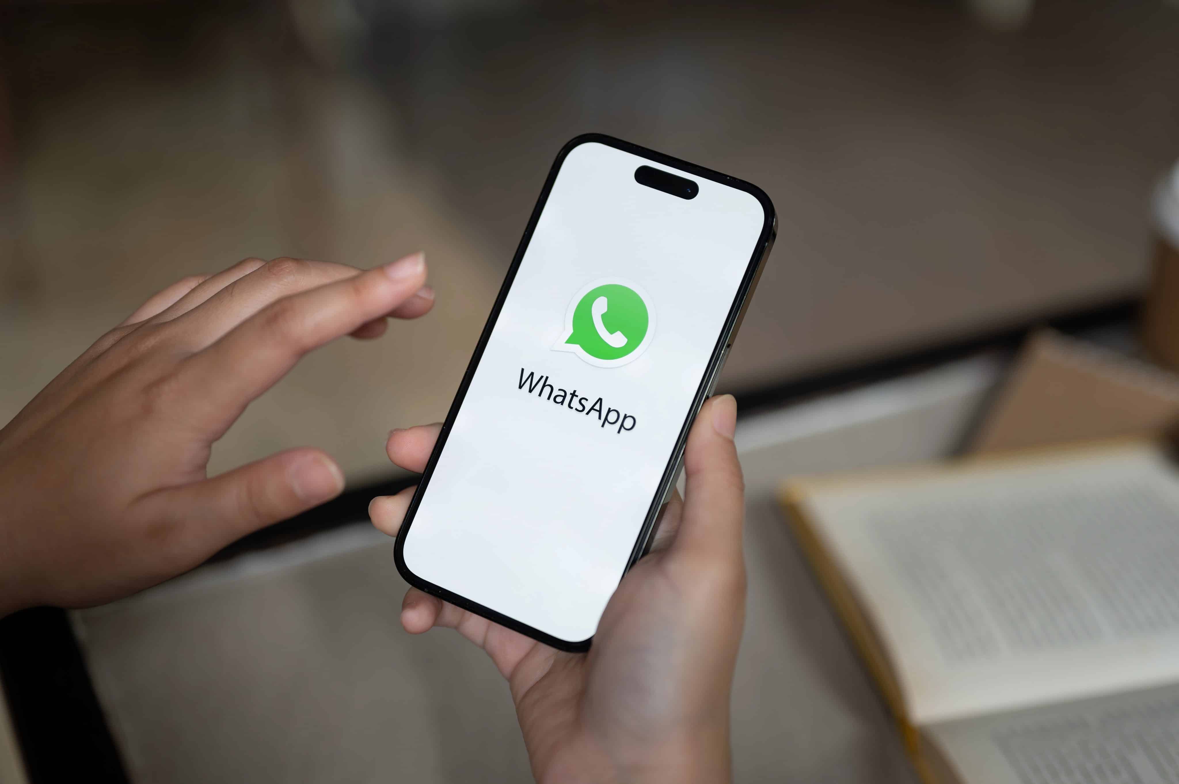 Logotipo de WhatsApp en la pantalla de un iPhone